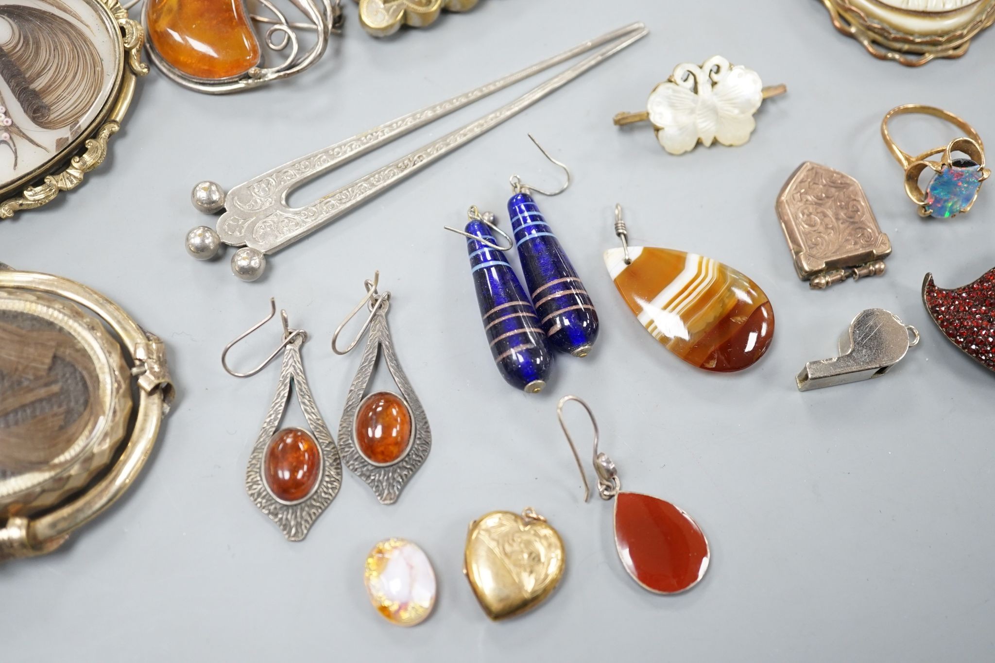 Assorted mainly Victorian and later jewellery, including mourning brooches with plaited hair, Scottish hardstone brooch, amber set jewellery, etc.